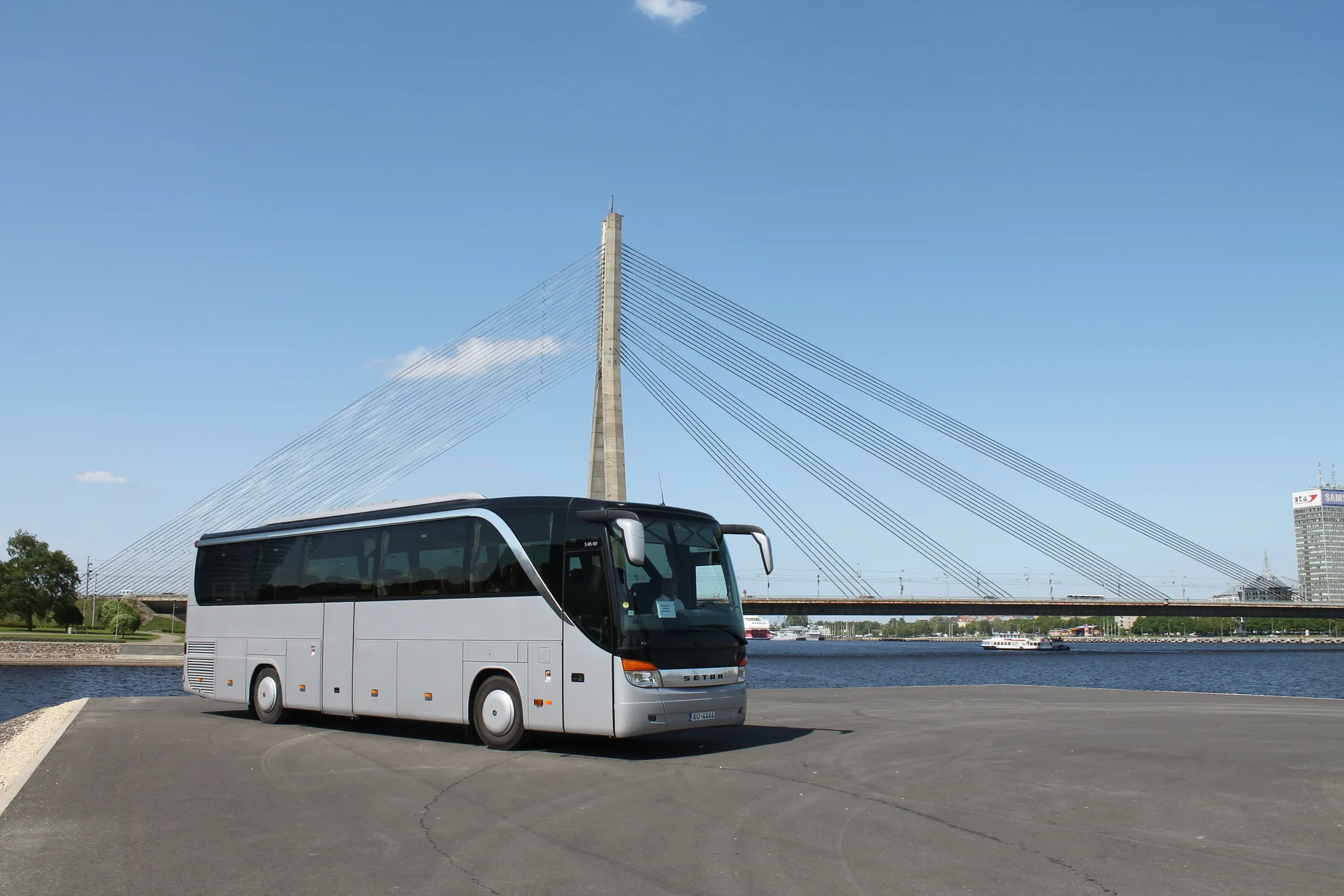 autobusu noma Rīgā grupu braucieniem pie Daugavas