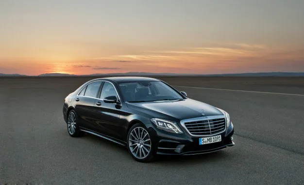 kāzu transports ar Mercedes auto jaunajam pārim
